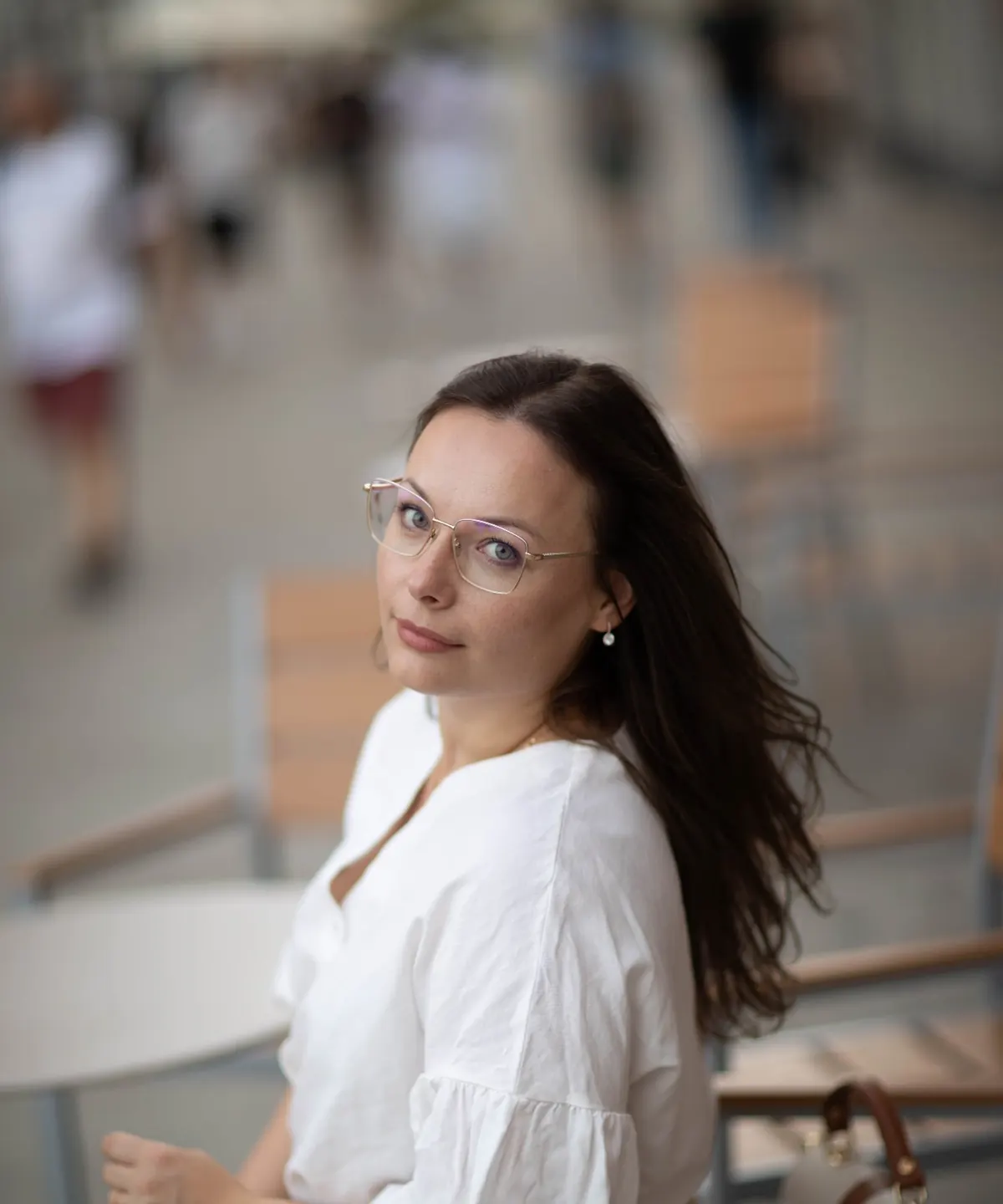 Ewelina sitzt in einem Sessel