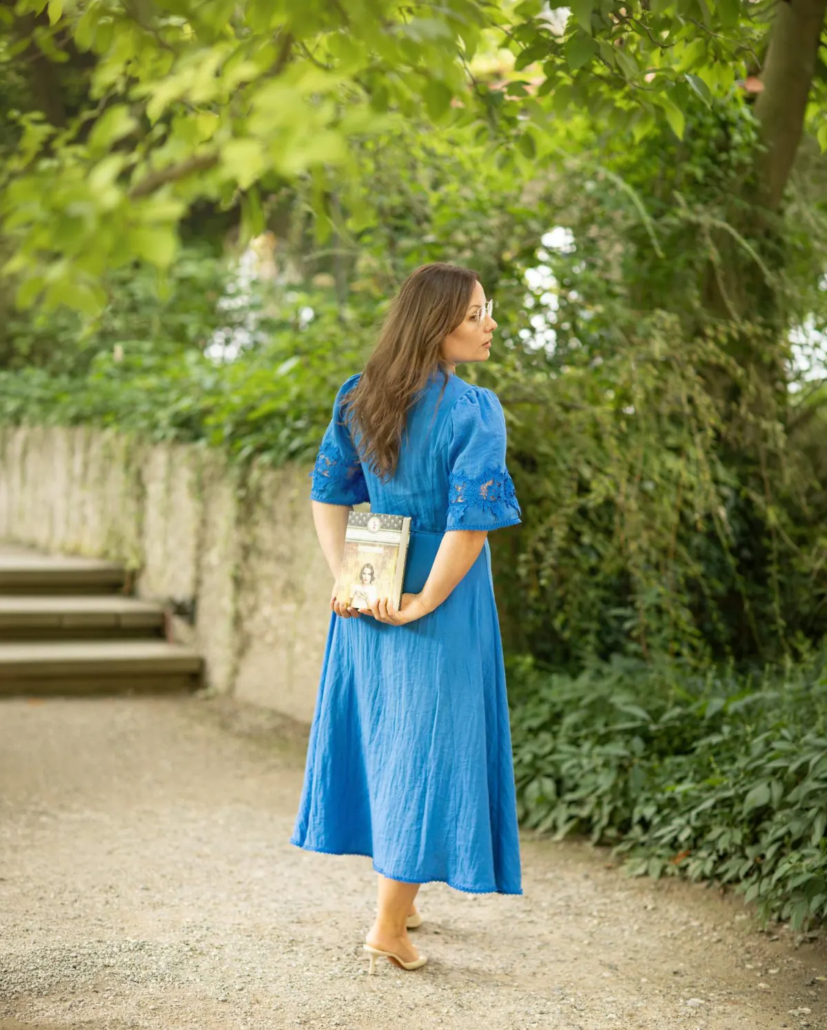 Ewelina auf einem Gartenweg